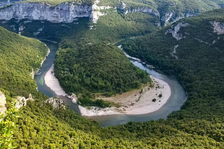 rivie de Dordogne loopt als een hoefijzer rond een uitstulping