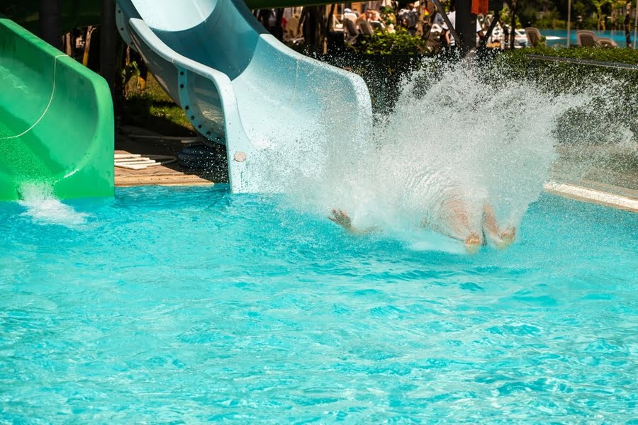 persoon glijdt van een waterglijbaan