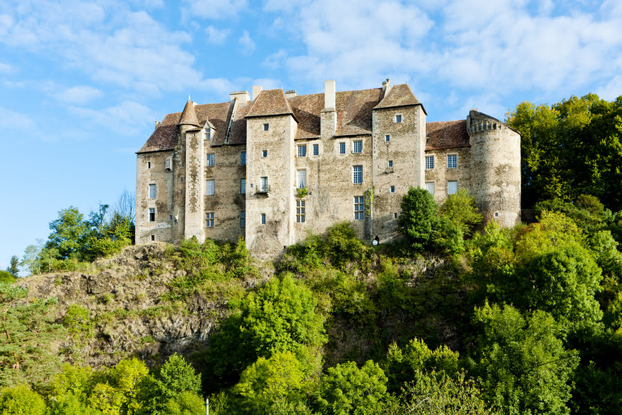 château op een groene rotsachtige heuvel