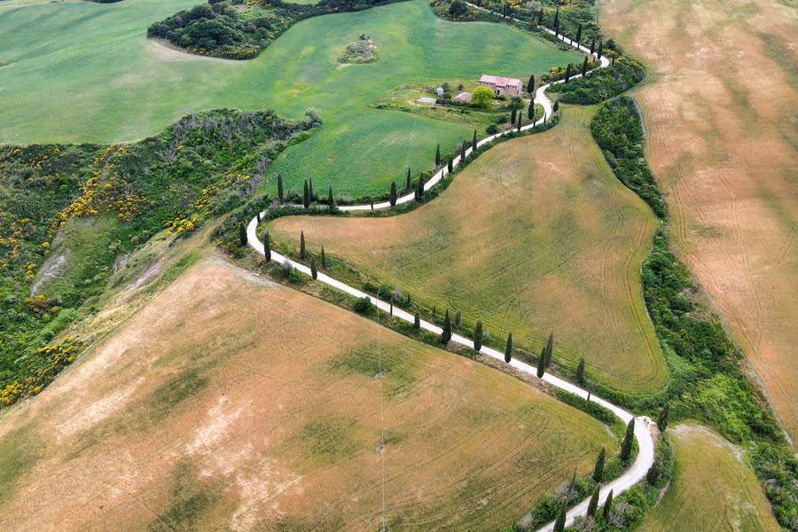 luchtfoto van cipresweg door de heuvels