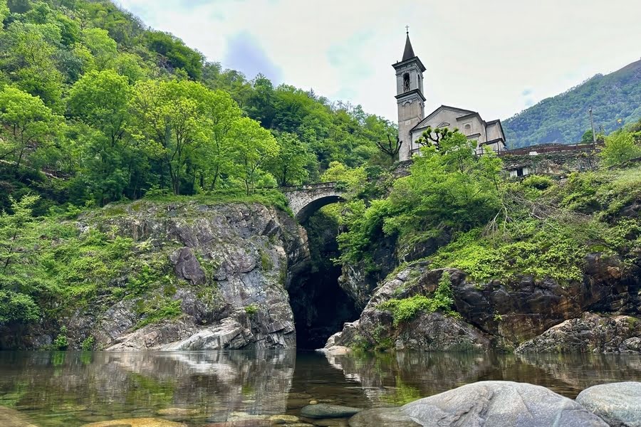Orrido di Sant’Anna: de kloof met stenen brug en kerk