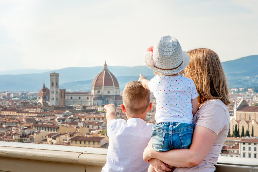 moeder kijkt samen met kinderen naar de Duomo in Florence