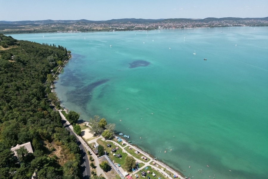 kampeerterrein aan de oevers van het Balatonmeer
