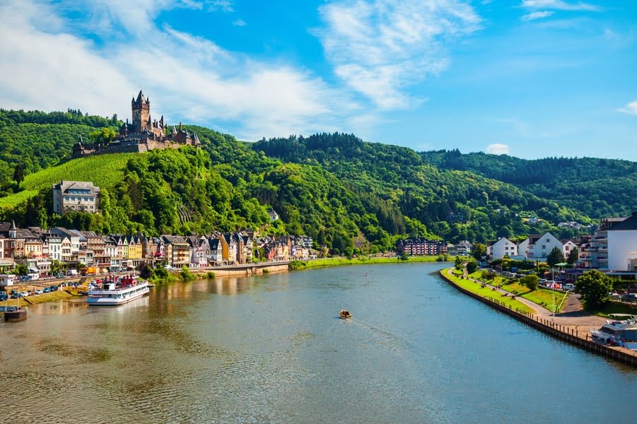 het centrum van Cochem op een zonnige dag