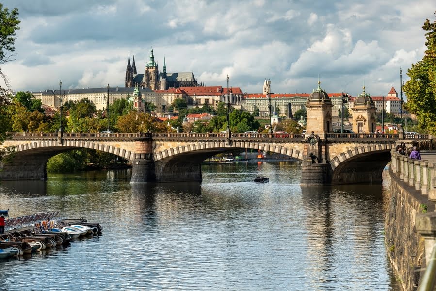 uitzicht op de Karelsbrug in Praag