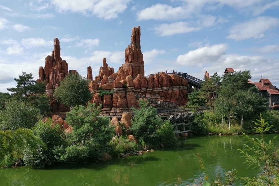 de houten achtbaan Big Thunder Mountain in Disneyland Parijs