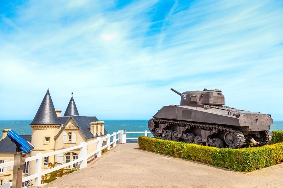 tank bij een uitzichtpunt over zee