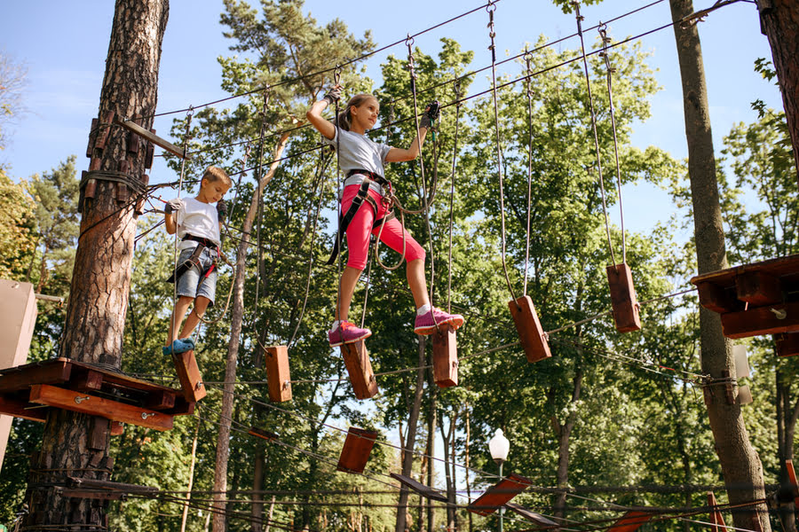 kinderen in klimpark
