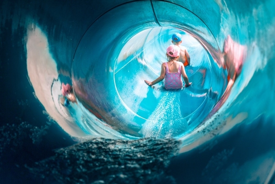 kinderen glijden in glijbaan