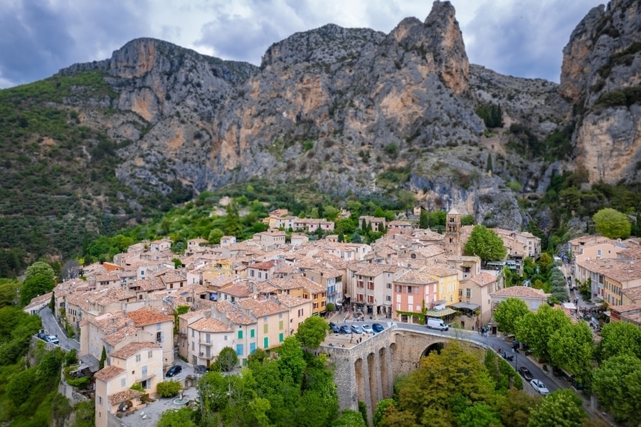 dorpje tussen de bergen