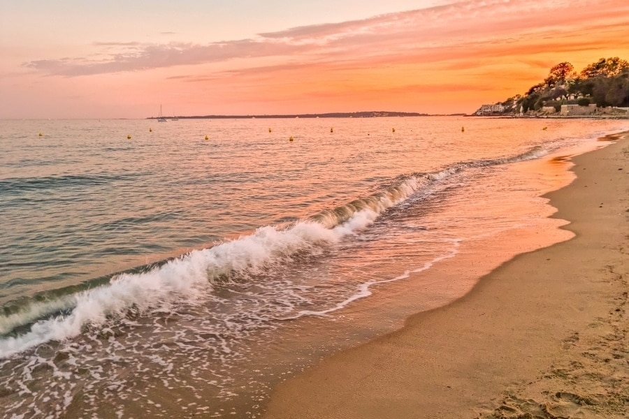 zandstrand bij zonsondergang