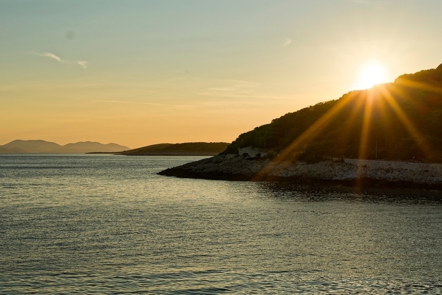 zonsondergang boven zee en eilandjes