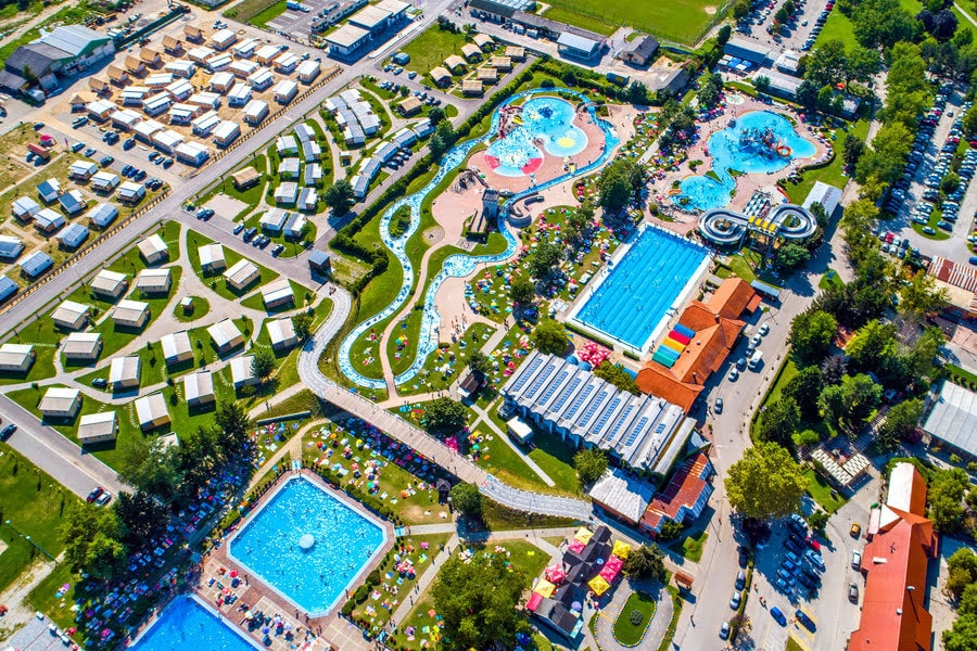 Het zwemparadijs van Camping Terme Čatež van boven gezien