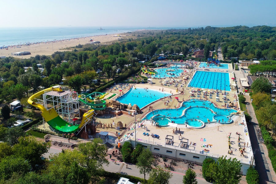 Het zwemparadijs van Marina di Venezia Camping Village van boven gezien