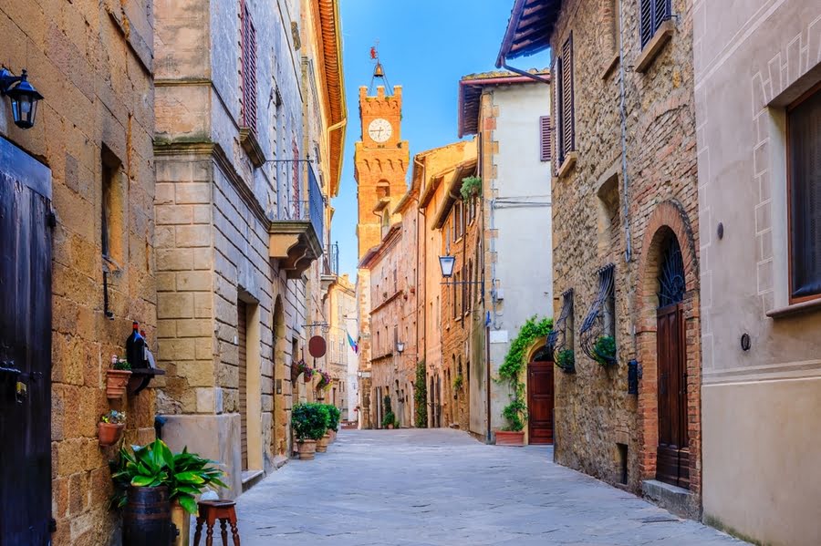 historisch, smal straatje in Pienza