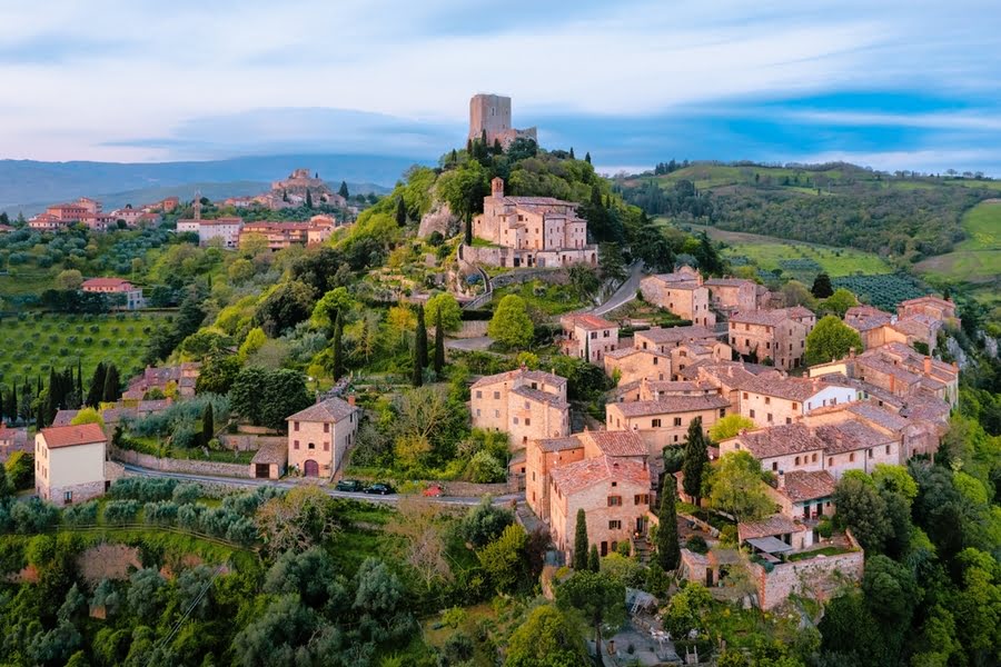 oud dorpje met burcht tegen een heuvel