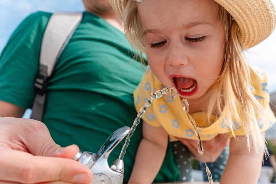 meisje drinkt uit drinkfonteintje