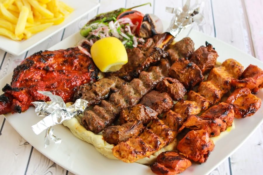 een schaal met verschillende vleesspiezen