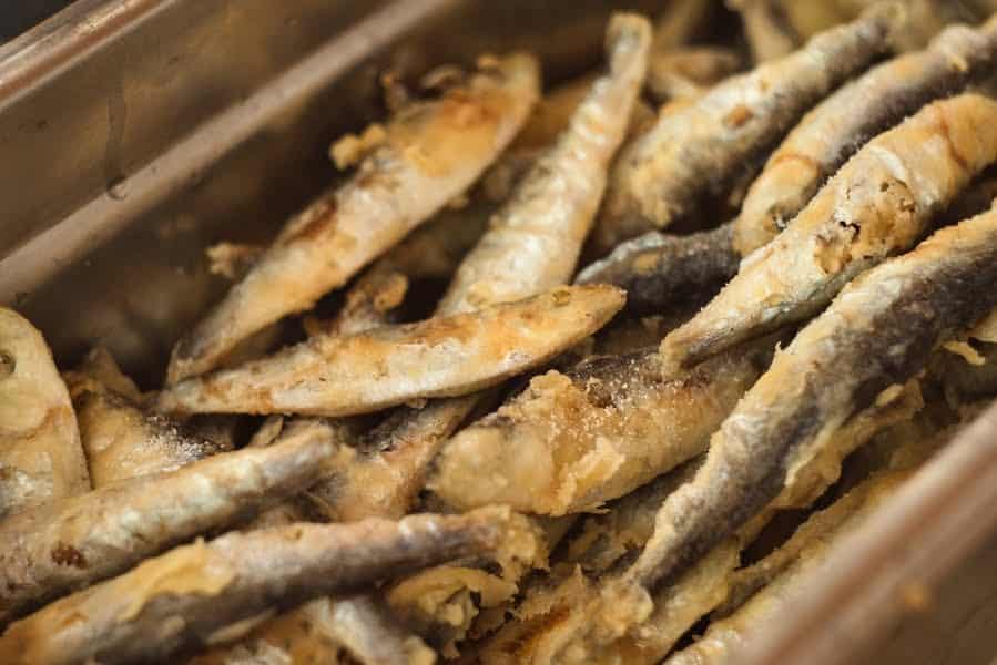 gepaneerde visjes in de frituur