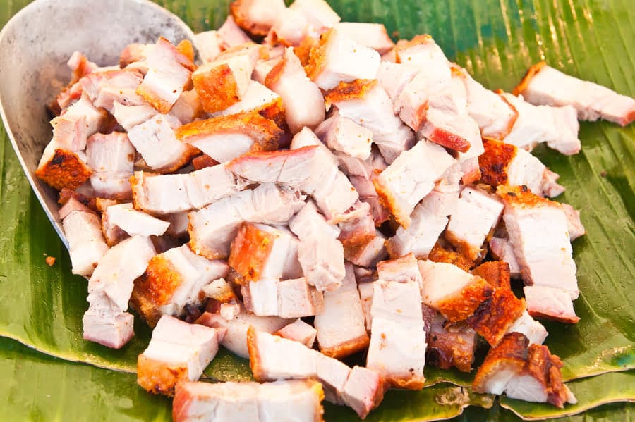 stukjes speenvarken met bruine korst