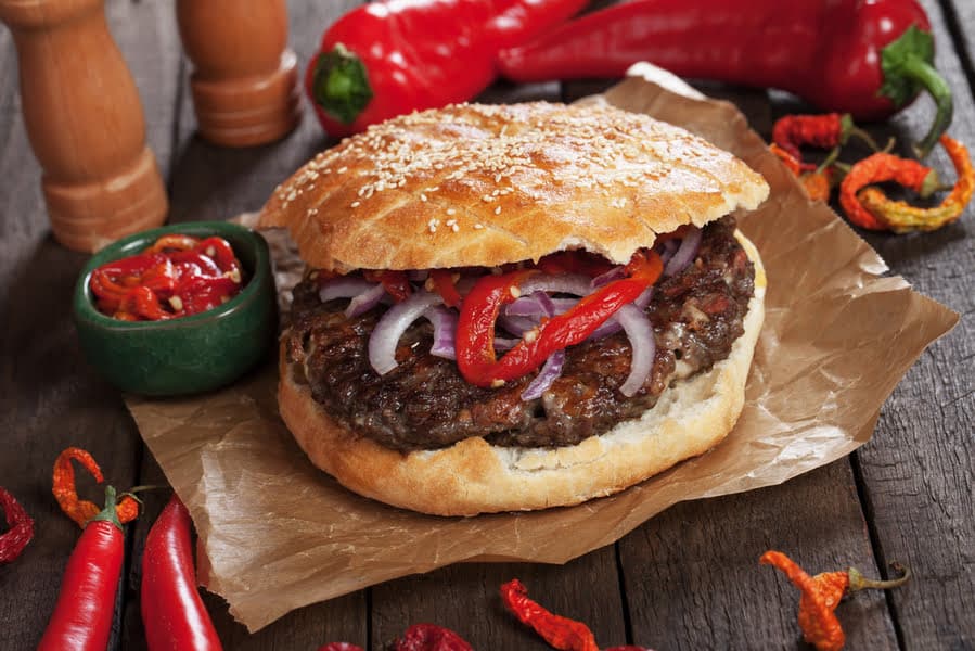 burger met uitjes in een broodje met sesampitjes