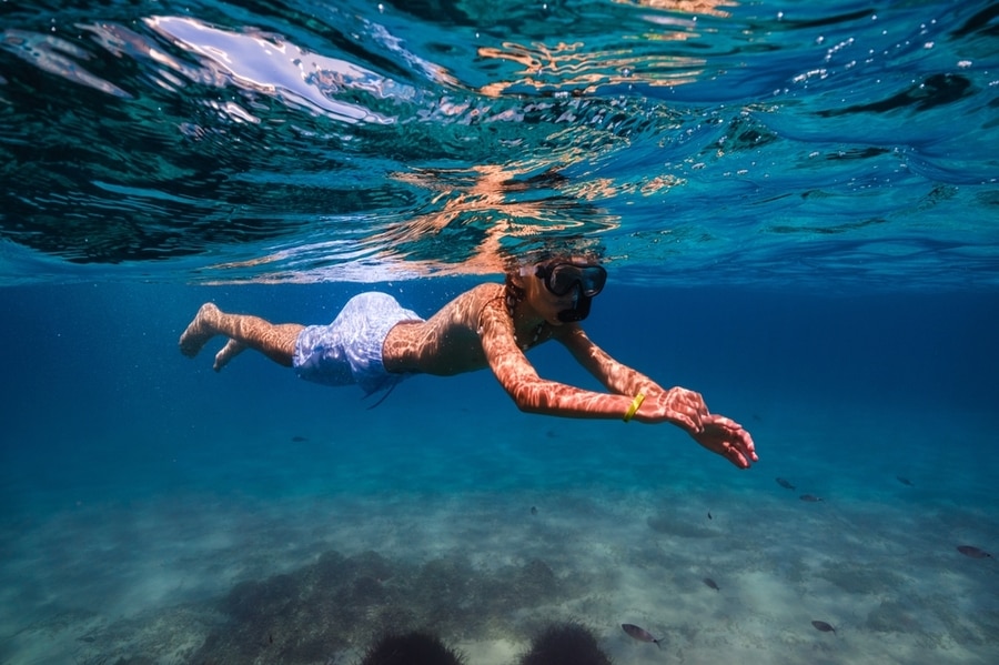 jongen snorkelt
