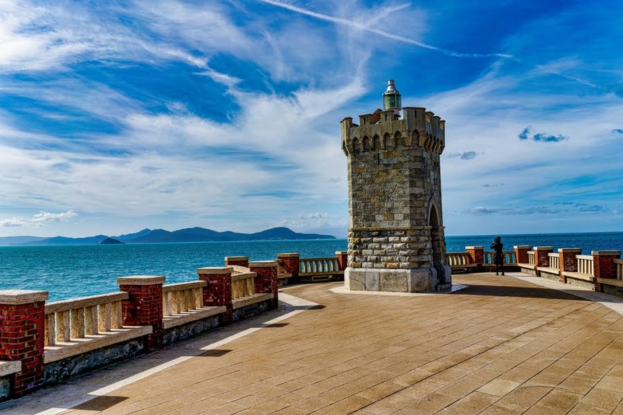 middeleeuws torentje met uitzicht op zee en Elba