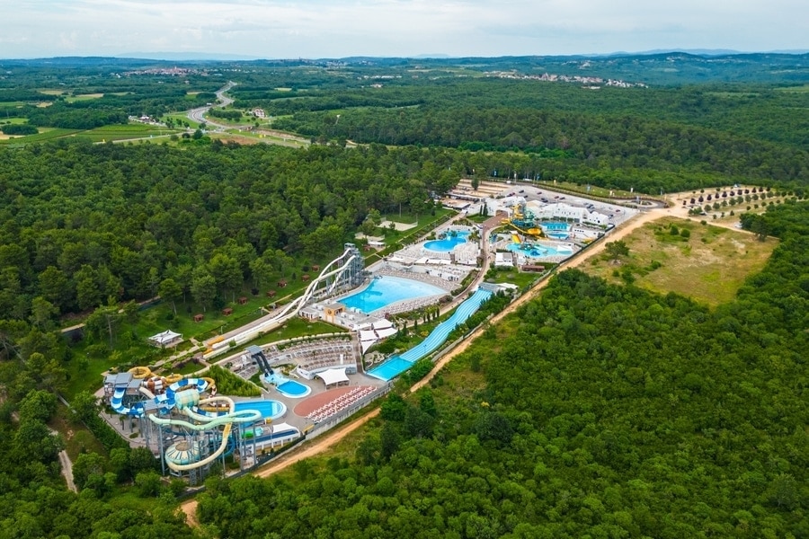 luchtfoto van groot aquapark
