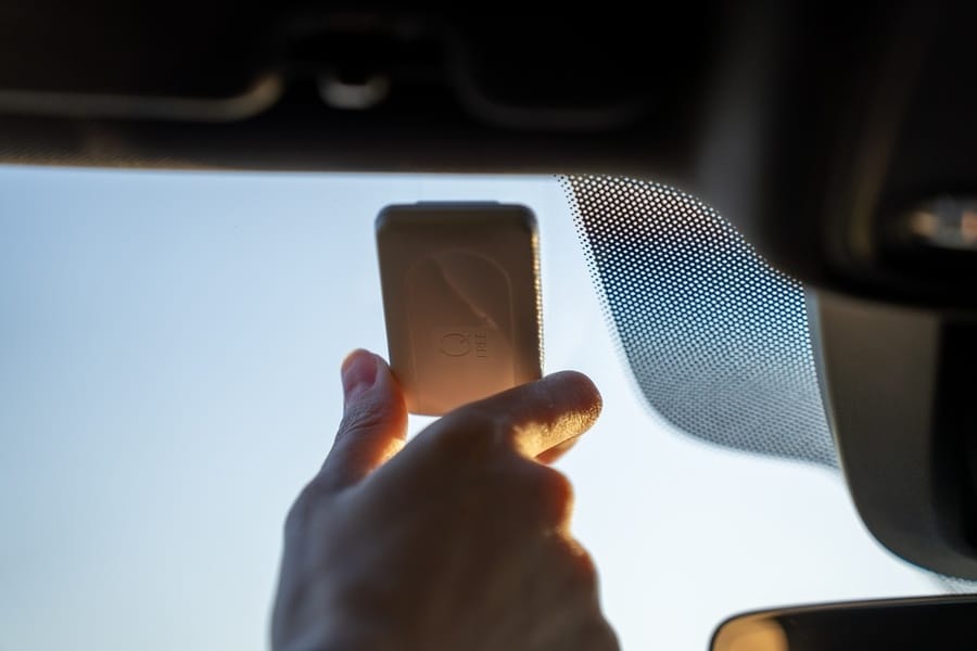 elektronisch tolvignet wordt op het autoraam geplaatst