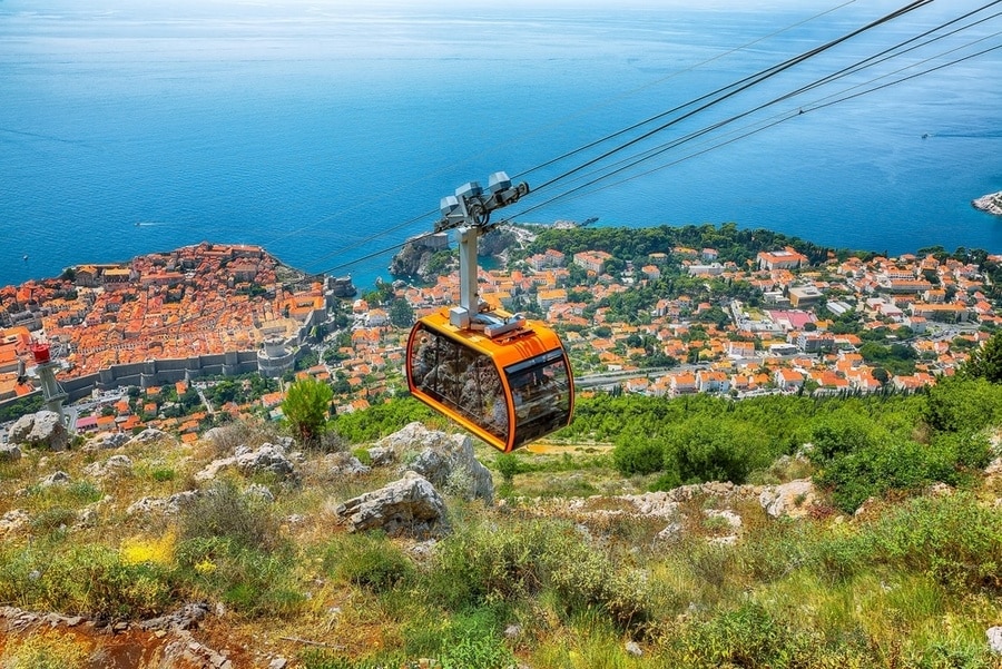 kabelbaan hoog boven Dubrovnik