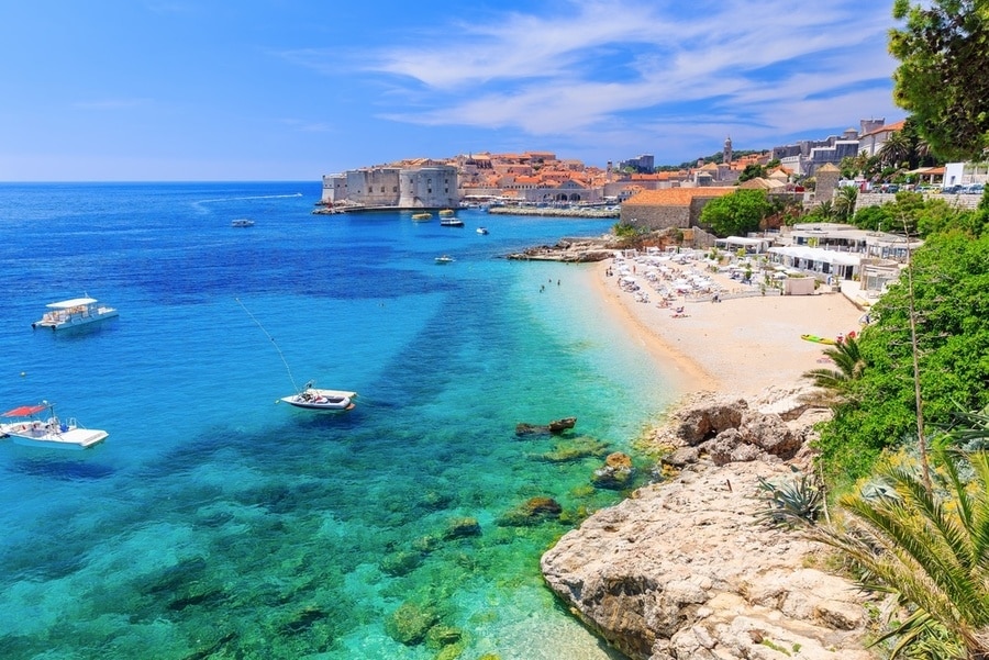 strand met uitzicht op Dubrovnik