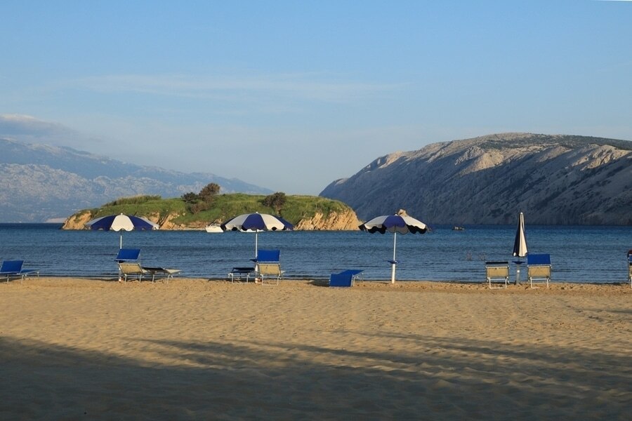 kiezelstrand van Baška op het eiland Krk
