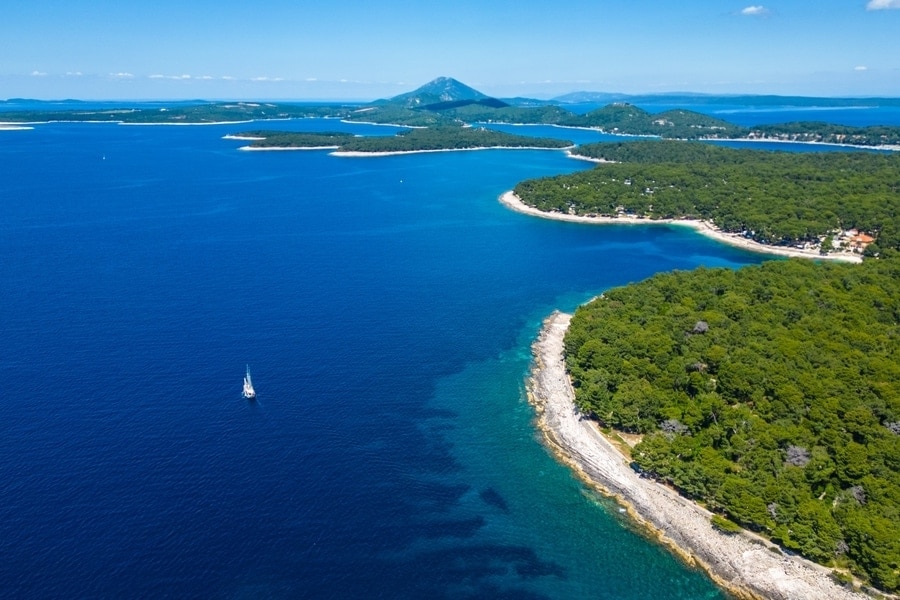 familiestrand in de Cikat-baai op het eiland Lošinj