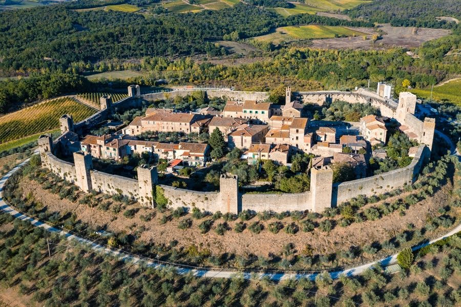 luchtfoto van Monteriggioni, volledig omringd door middeleeuwse stadsmuren