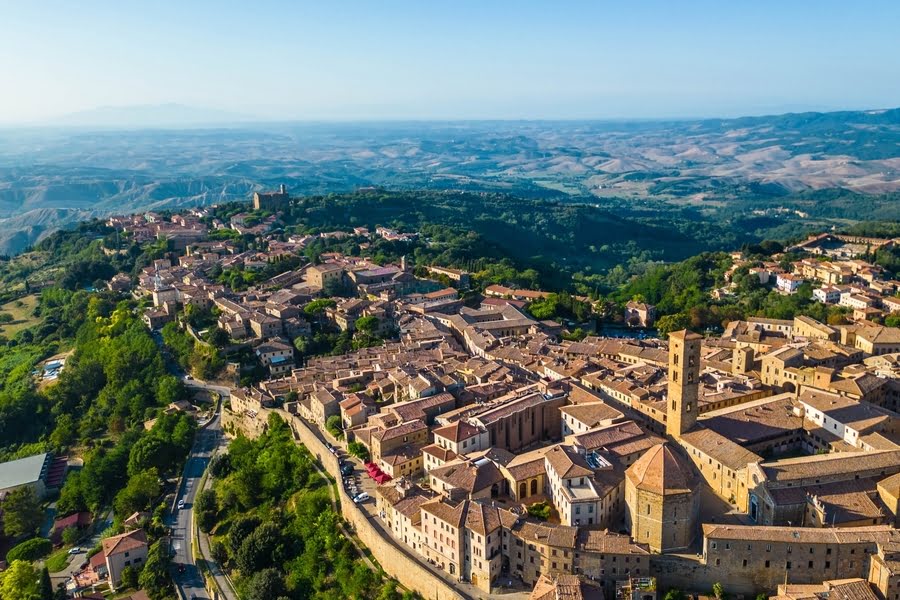 luchtfoto van Volterra en weids uitzicht