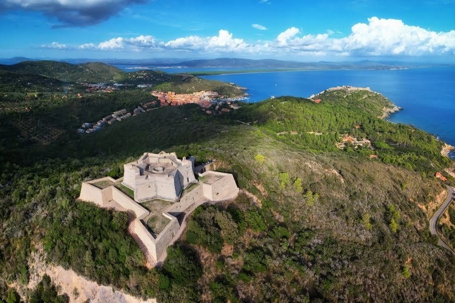 luchtfoto van Monte Argentario en de lagune van Orbetello