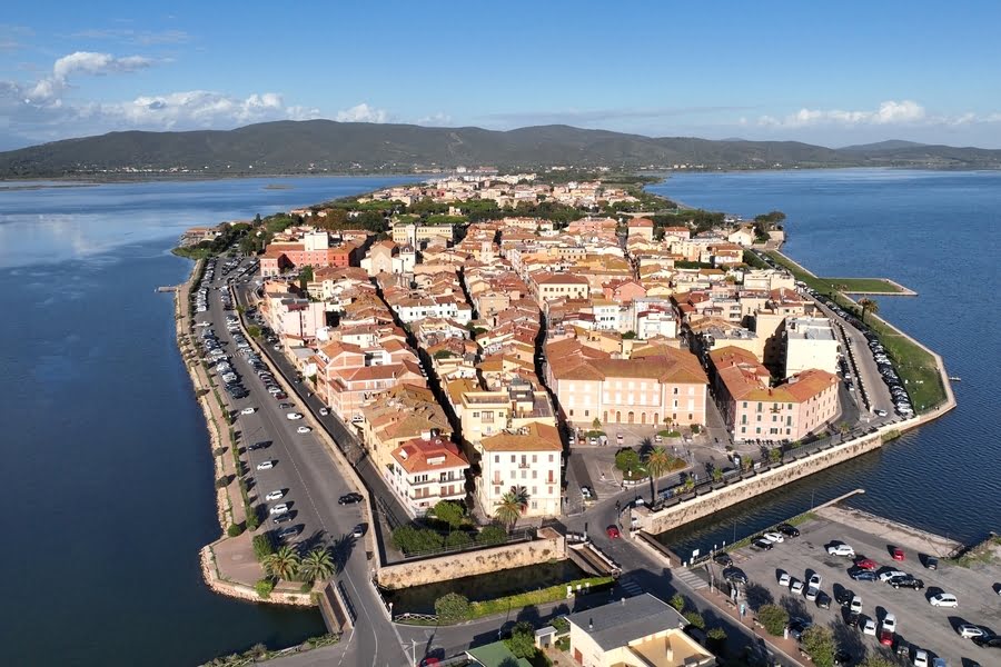 straatbeeld van het centrum van Orbetello