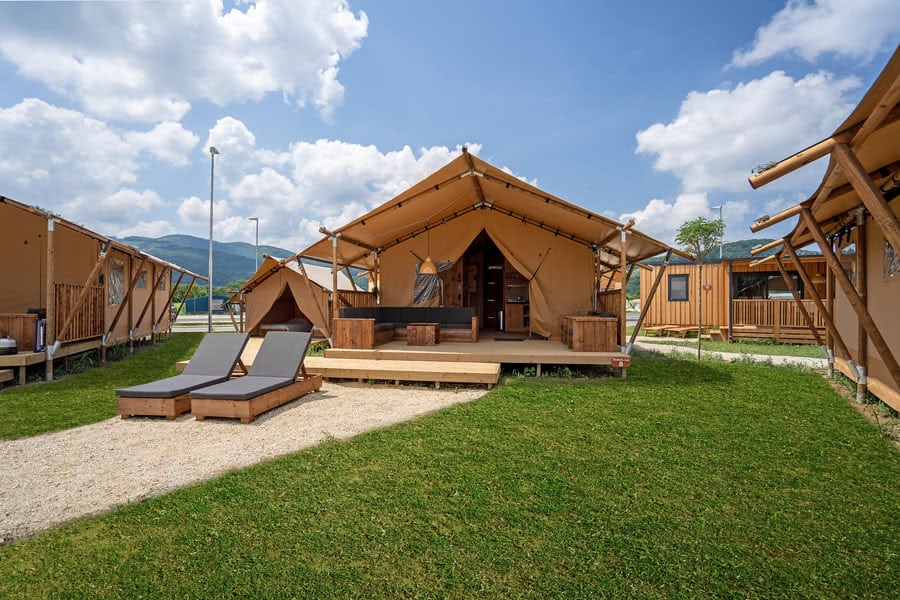 Lodgetent voor gezinnen op de camping